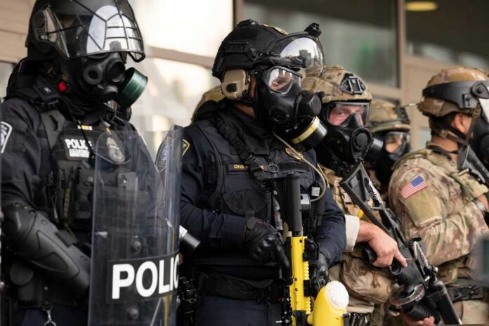 Los,Angeles,,California,,Usa,-,June,10,,2025:,U.s.,Customs Police officers in tactical gear and gas masks standing in formation